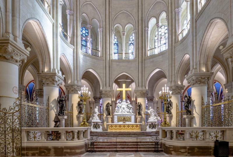 Détail des statues-colonnes du Portail de la Vierge à Notre-Dame de Paris, révélant les figures bibliques restaurées.